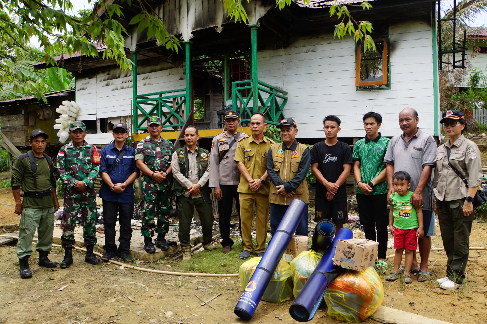 BANTUAN: Wabup Yohanes Avun (kelima kanan) usai penyerahan bantuan korban kebakaran di Kampung Long Pakaq, Selasa (19/3).  