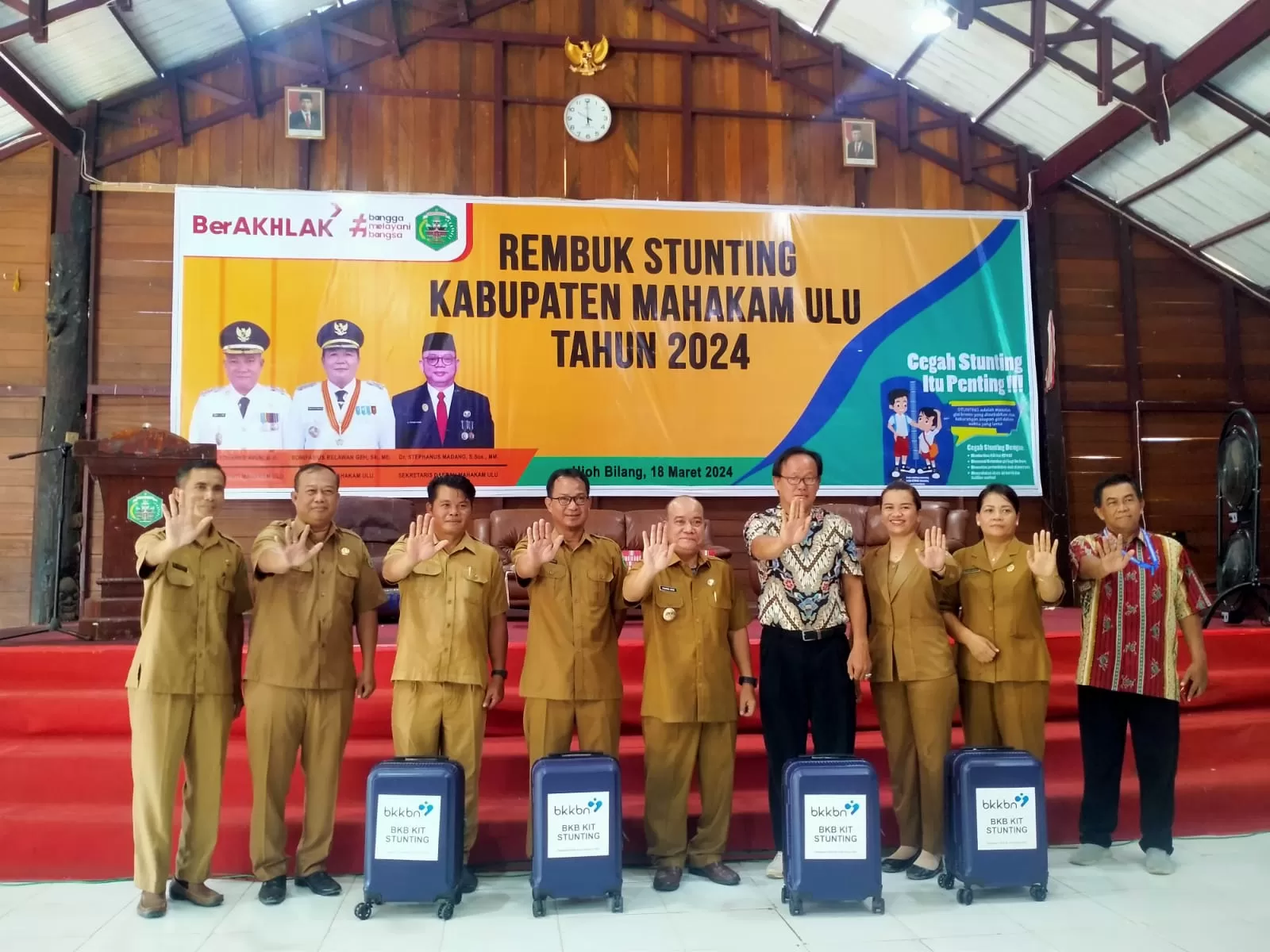 ABADIKAN MOMEN: Wabup Yohanes Avun (tengah) usai membuka rembuk stunting di Balai Adat Ujoh Bilang, Senin (18/3).  