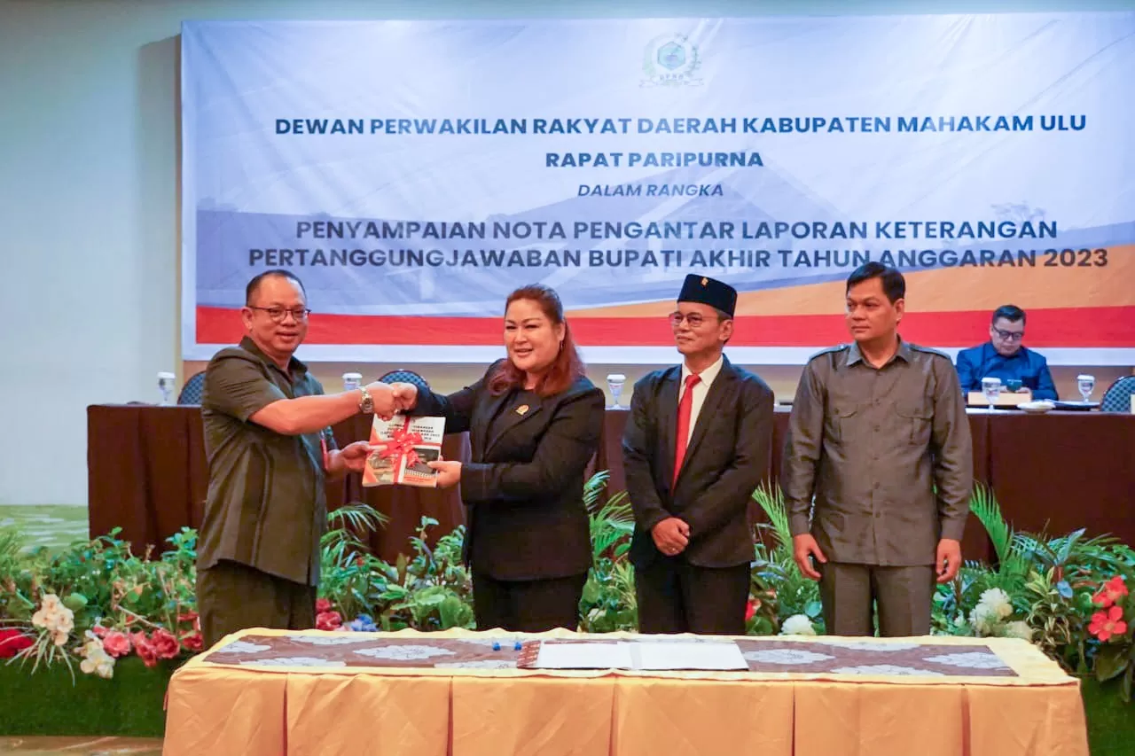 RAPAT: Sekkab Mahulu Stephanus Madang menerima nota pengantar yang diserahkan Ketua DPRD Mahulu Novita Bulan di Hotel Five Premiere, Senin (18/3).  