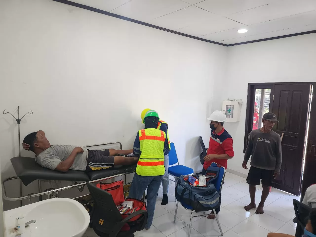 PROSES EVAKUASI: Sebelas nelayan asal Bontang berhasil diselamatkan setelah kapal yang mereka gunakan untuk mencari ikan terbalik di perairan Muara Berau.  