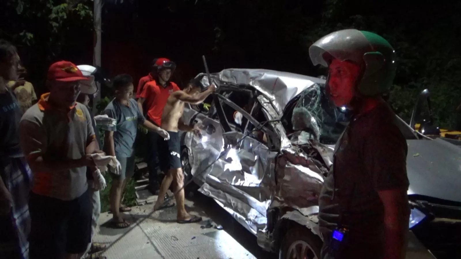 EVAKUASI: Tim penyelamat gabungan mengevakuasi sopir mobil yang ringsek dihantam truk di jalan poros Samarinda-Bontang, Samarinda Utara, dini hari (25/3). 