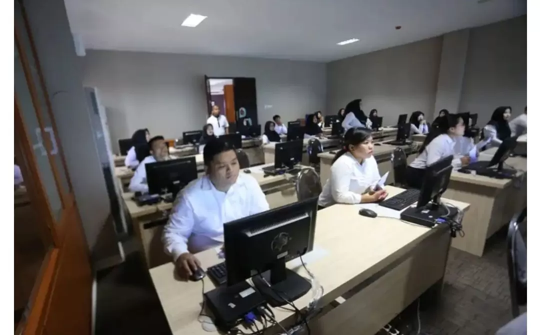 SELEKSI: Peserta calon pegawai negeri sipil yang mengikuti tes, beberapa tahun lalu.  