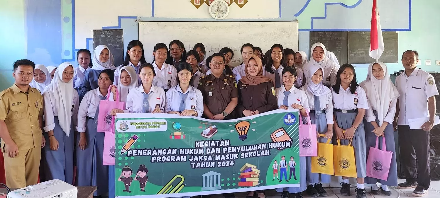 EDUKASI: Kasubsi Intelijen, Kejari Kubar, Dicky Rachman Perdana (tengah, baju cokelat) mengedukasi para pelajar lewat program Jaksa Masuk Sekolah. (FOTO/IST)  
