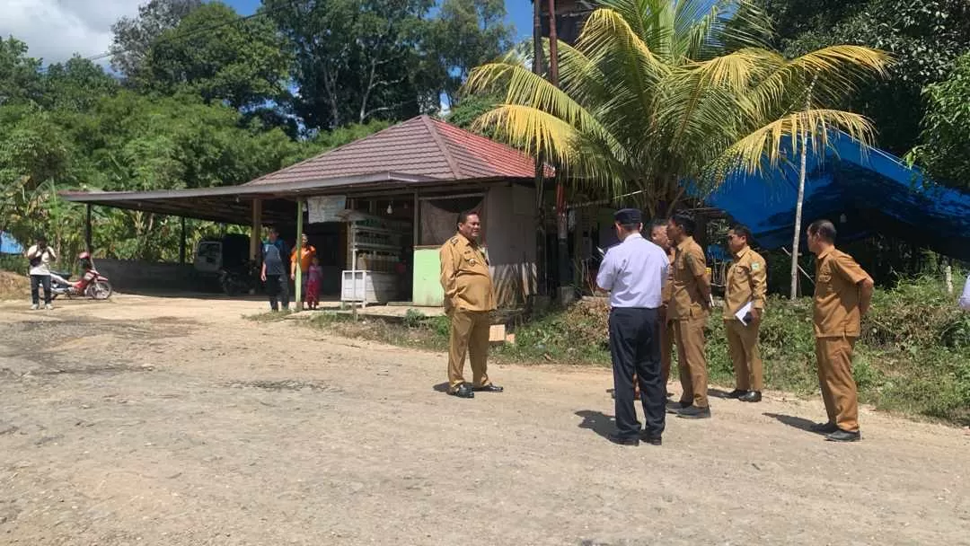 MONITORING: Bupati Kubar FX Yapan meninjau jalan rusak di Kampung Muliaq, Kecamatan Sekolaq Darat, Kubar.  