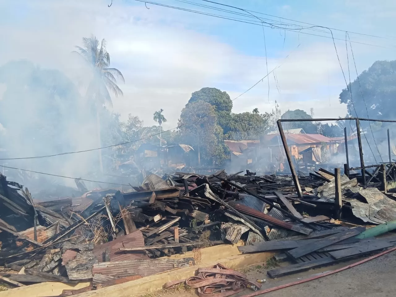 TINGGAL PUING: Kobaran api yang terjadi di Kampung Kajang telah melahap tujuh rumah yang konstruksinya terbuat dari kayu.  