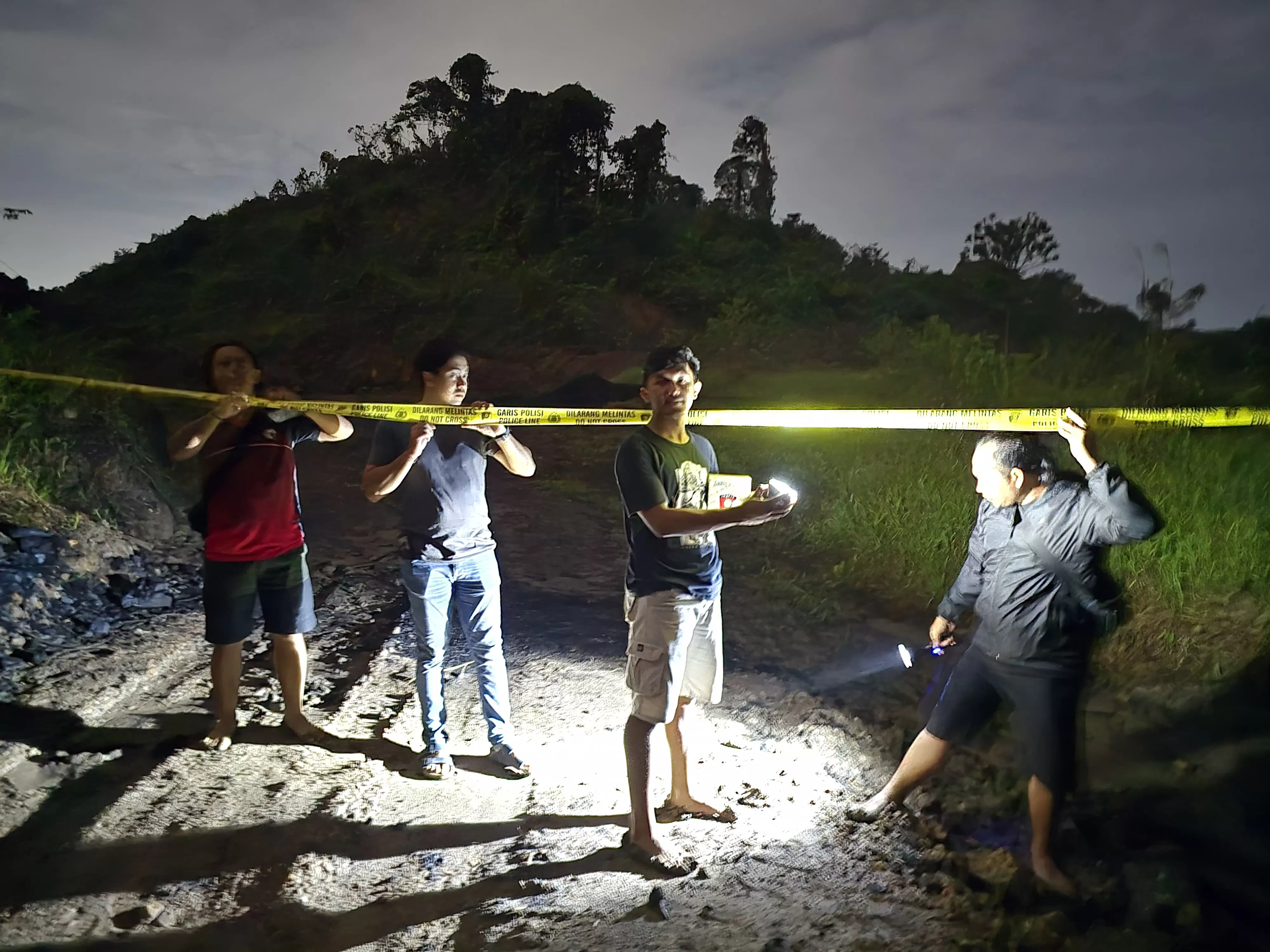 SUDAH KOSONG: Polresta Samarinda mengecek lokasi yang diduga menjadi TKP tambang ilegal di Lempake. 