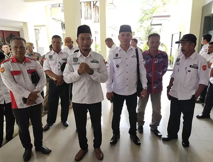 TUNTUT HAK: Asosiasi Pemerintah Desa Seluruh Indonesia (Abdesi) Kabupaten Kobar mendatangi kantor Bupati Kobar, Rabu (2/4/2024). 