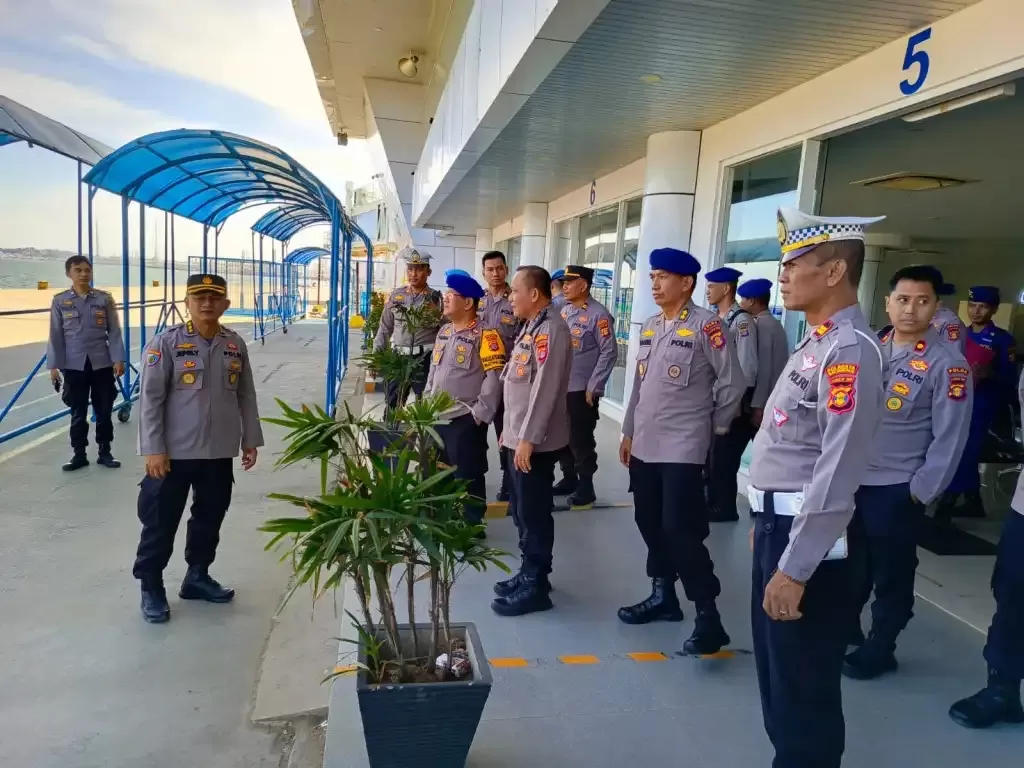 OPERASI KETUPAT: Tim saat mengecek pos pengamanan dan pelayanan di Pelabuhan Semayang Balikpapan.  