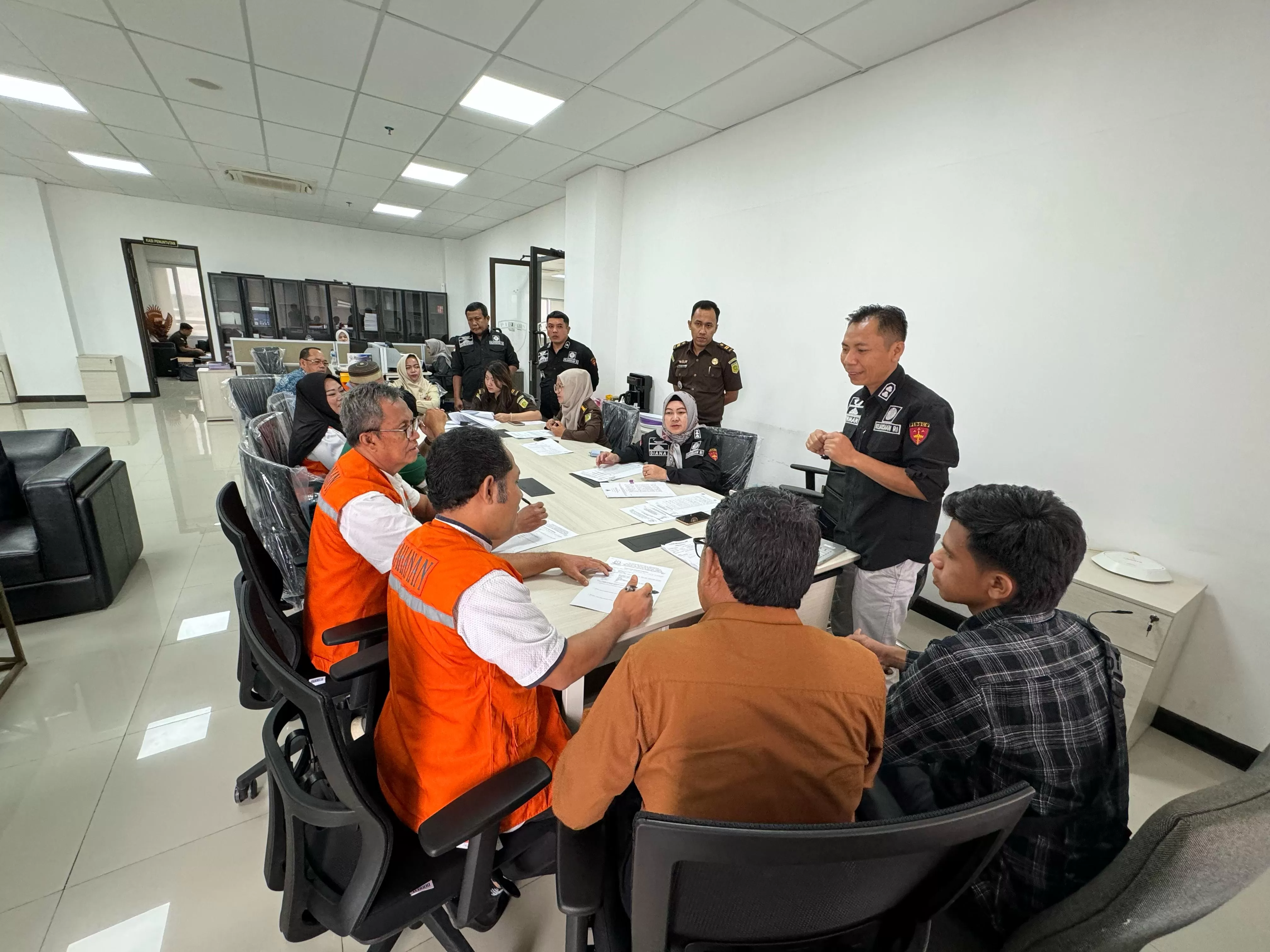 TAHAP II: Penyidik Kejati Kaltim melimpahkan tersangka dan barang bukti dugaan korupsi perumahan pegawai negeri di Kutim ke penuntut umum, Rabu (3/4).  