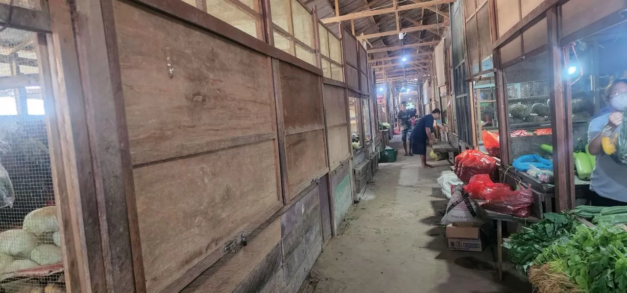 DITINGGAL MUDIK: Situasi pasar tradisional di Jaras, Barong Tongkok. Banyak lapak pedagang yang tutup karena ditinggal mudik pemiliknya.  