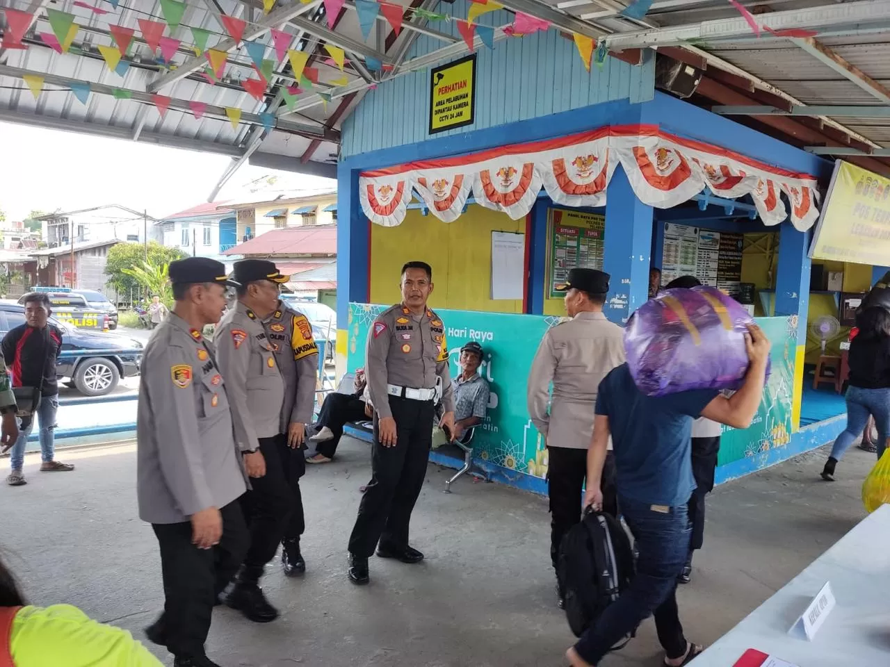 MONITORING: Kabag Ops Kompol Teguh Budi Santoso didampingi sejumlah pejabat utama Polres Kubar meninjau pos pengamanan di Kecamatan Melak.  