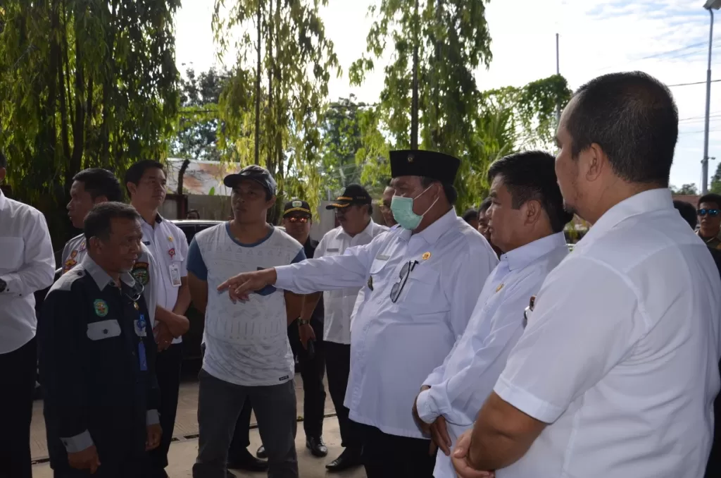 MONITORING: Bupati FX Yapan (tiga kanan) didampingi Ketua DPRD Kubar Ridwai sidak ke SPBU di Sendawar.  