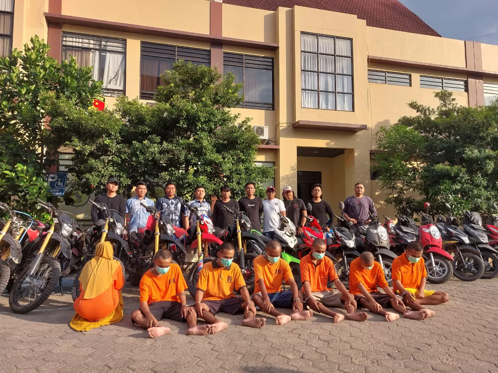 CURANMOR: Kapolres Kukar AKBP Heri Rusyaman didampingi Kasat Reskrim Iptu Jodi Rahman menunjukkan barang bukti 45 motor.  