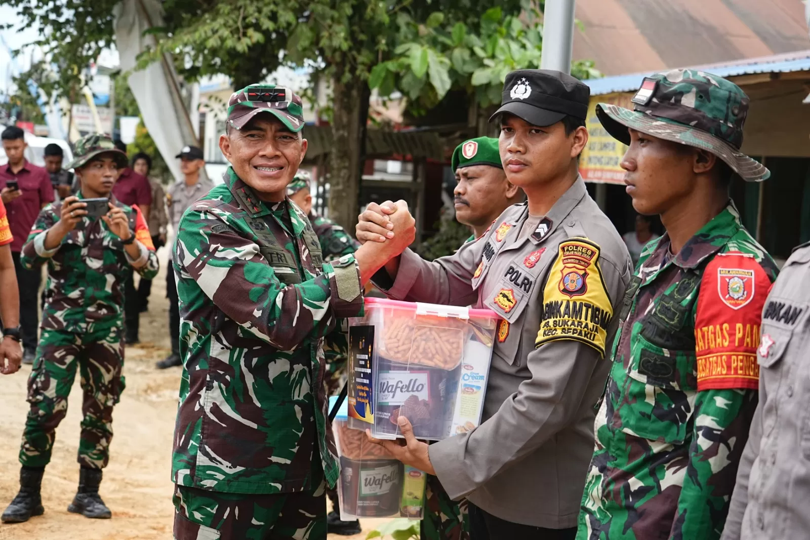 Mayjen Tri Budi Utomo menyerahkan bingkisan ke personel.