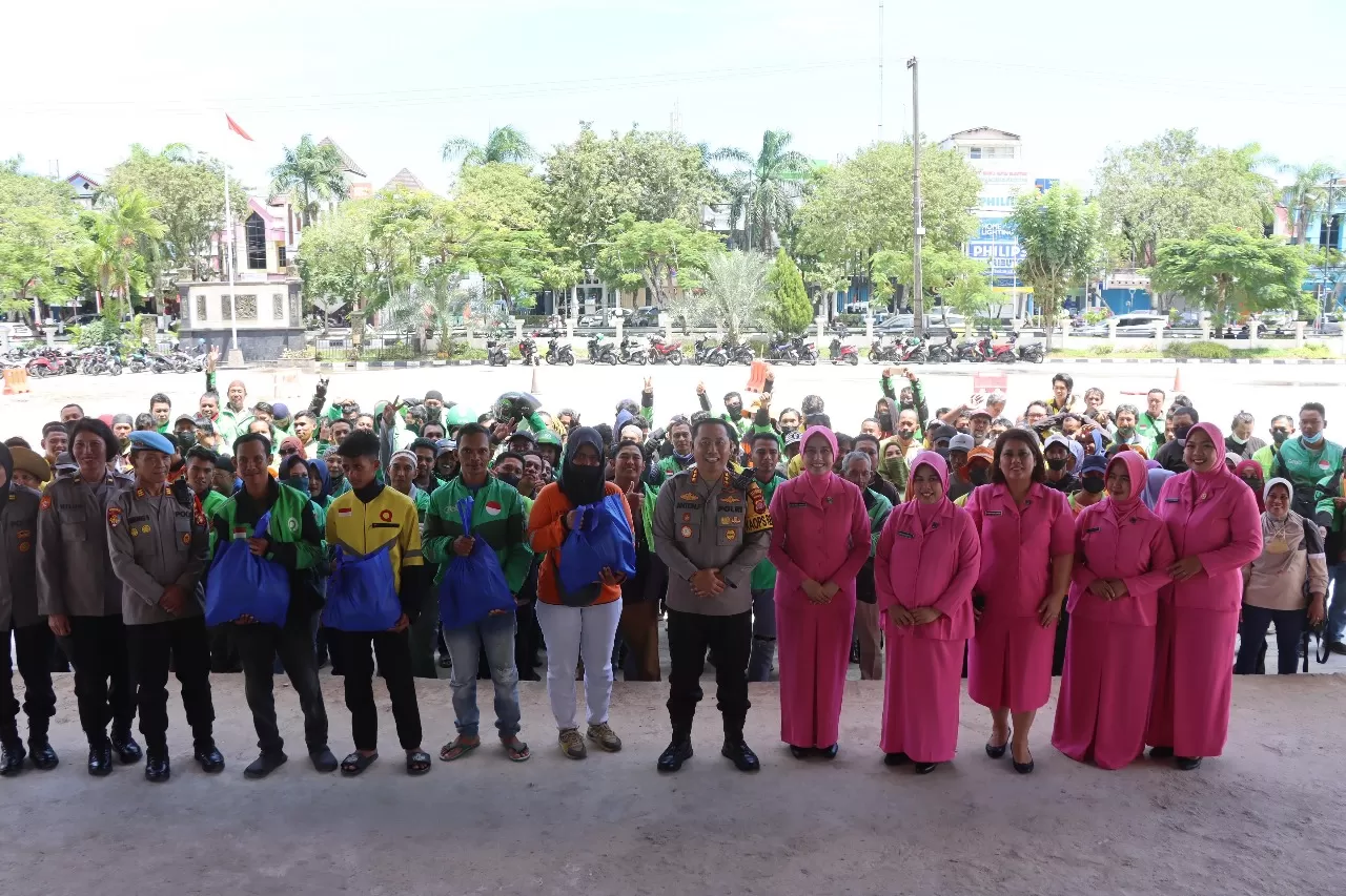 BERKAH RAMADAN: Giat sosial dilakukan Polresta Balikpapan dan Bhayangkari Cabang Balikpapan dengan menyalurkan bantuan kepada masyarakat yang membutuhkan.  