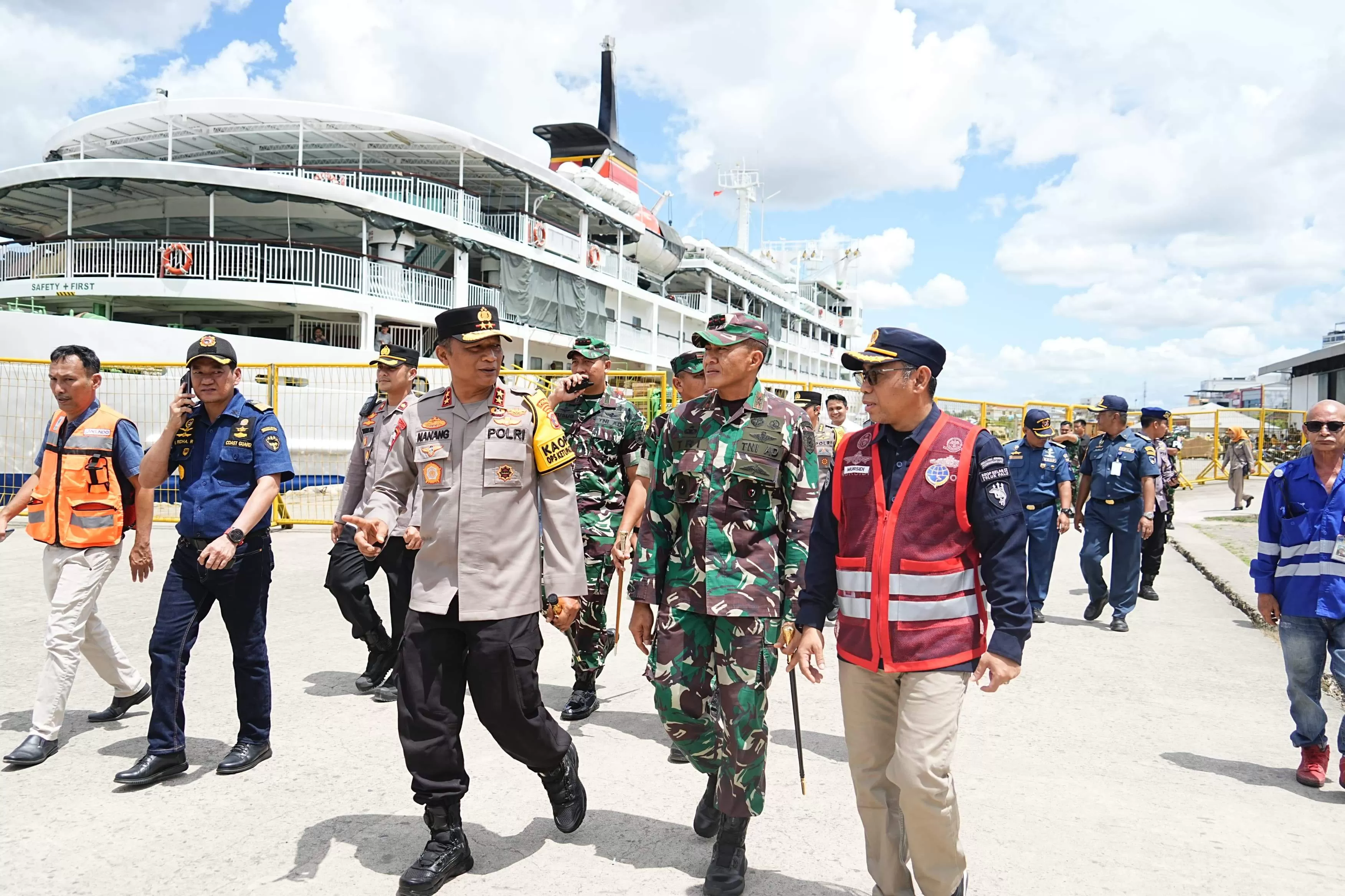 PATROLI: Kapolda Kaltim Irjen Nanang Avianto dan Pangdam VI/Mulawarman Mayjen TNI Tri Budi Utomo beserta rombongan memantau arus mudik di Samarinda.  