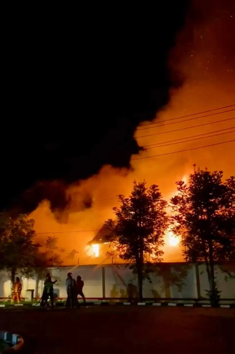 PENYELIDIKAN POLISI: Sumber api yang mengakibatkan kebakaran lima bangunan di Jalan Teuku Umar, RT 36, Kelurahan Lok Bahu, Kecamatan Sungai Kunjang, dalam penyelidikan polisi.  