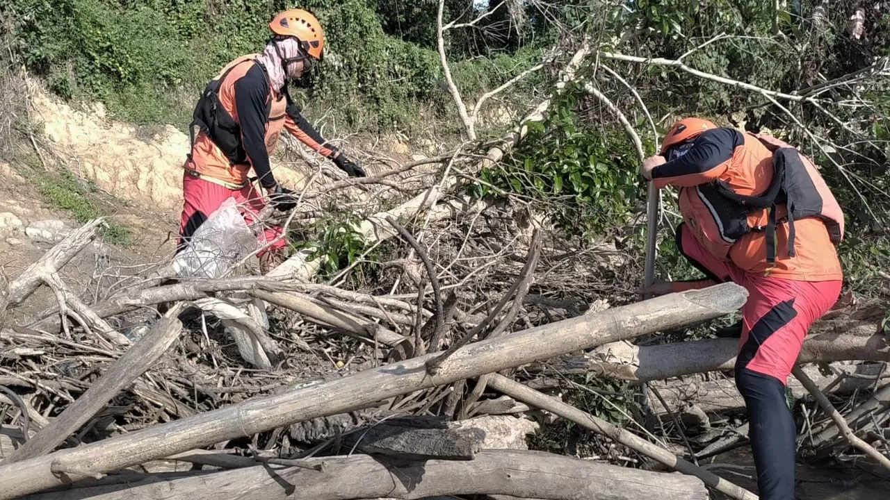 NIHIL : Setelah tujuh hari menyusuri sungai untuk mencari santri yang hilang saat mandi, tim SAR gabungan akhirnya memutuskan untuk menghentikan proses pencarian karena tidak menemukan tanda-tanda keb
