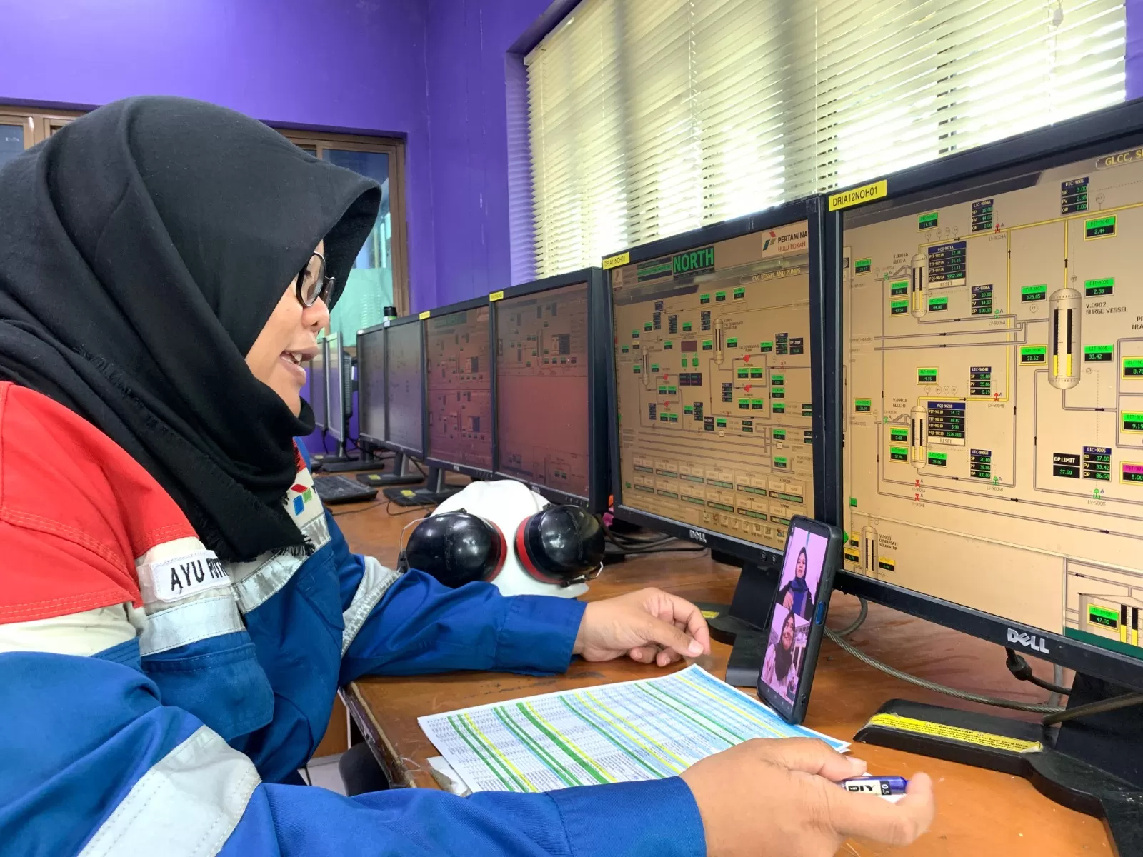 LOYALITAS: Ayu Putri Lestari melakukan video call dengan keluarganya di momen Idulfitri 1445 H. Meski harus bekerja di hari raya, Ayu tak pupus semangat berkontribusi untuk menjaga ketahanan energi.