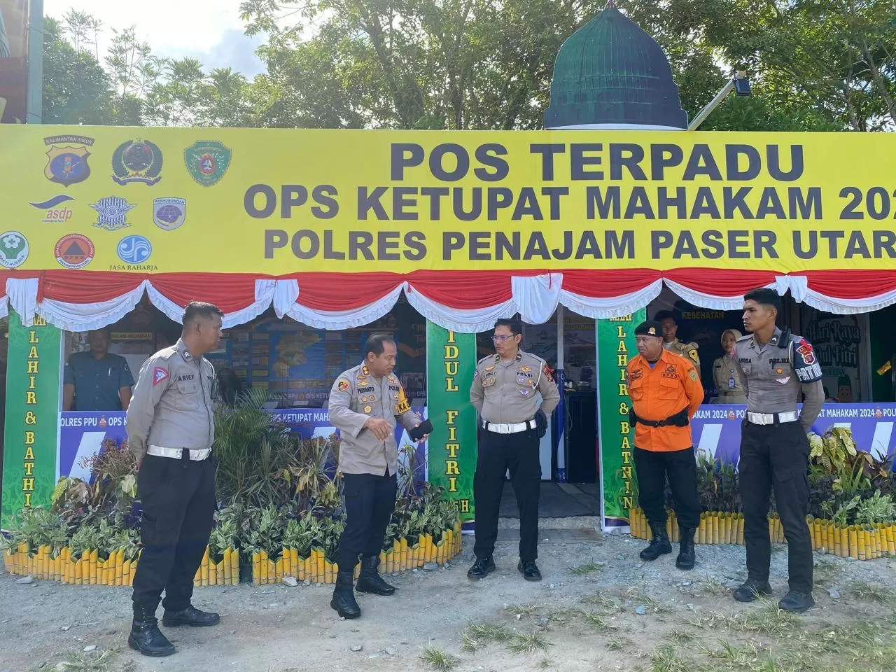 PANTAU: Kapolres PPU&nbsp; AKBP Supriyanto memantau jajarannya yang bertugas di Pos Pelabuhan Fery Penajam guna memastikan keamanan pemudik.  