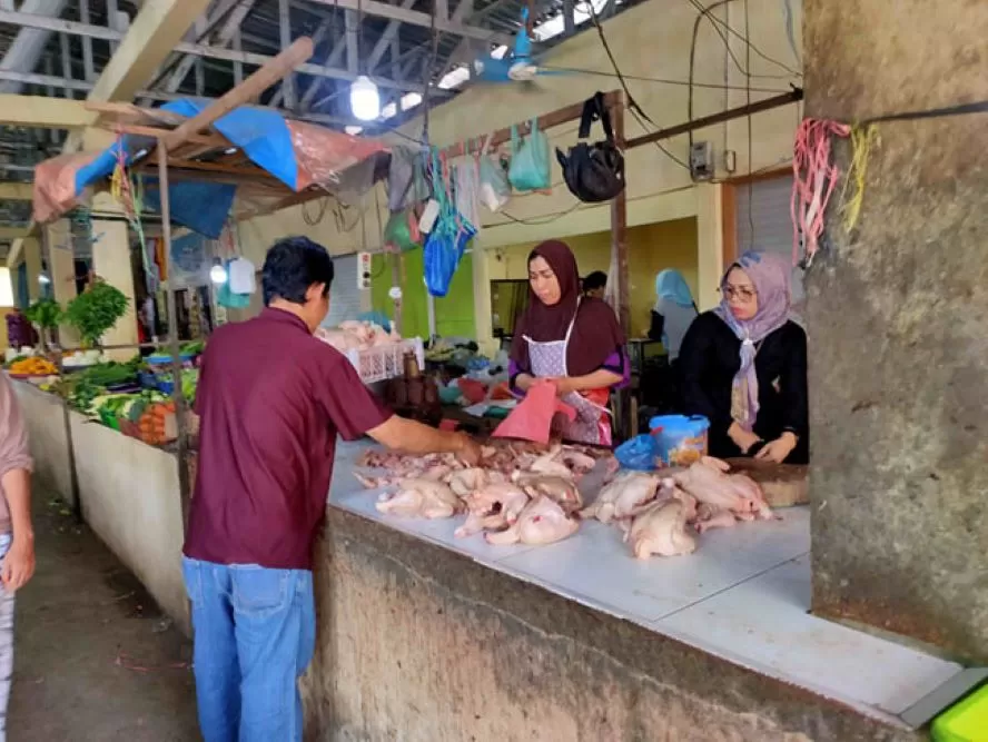 PEDAGANG: Aktivitas pedagang ayam di Pasar Keramat Sampit. (YUNI/RADAR SAMPIT) 