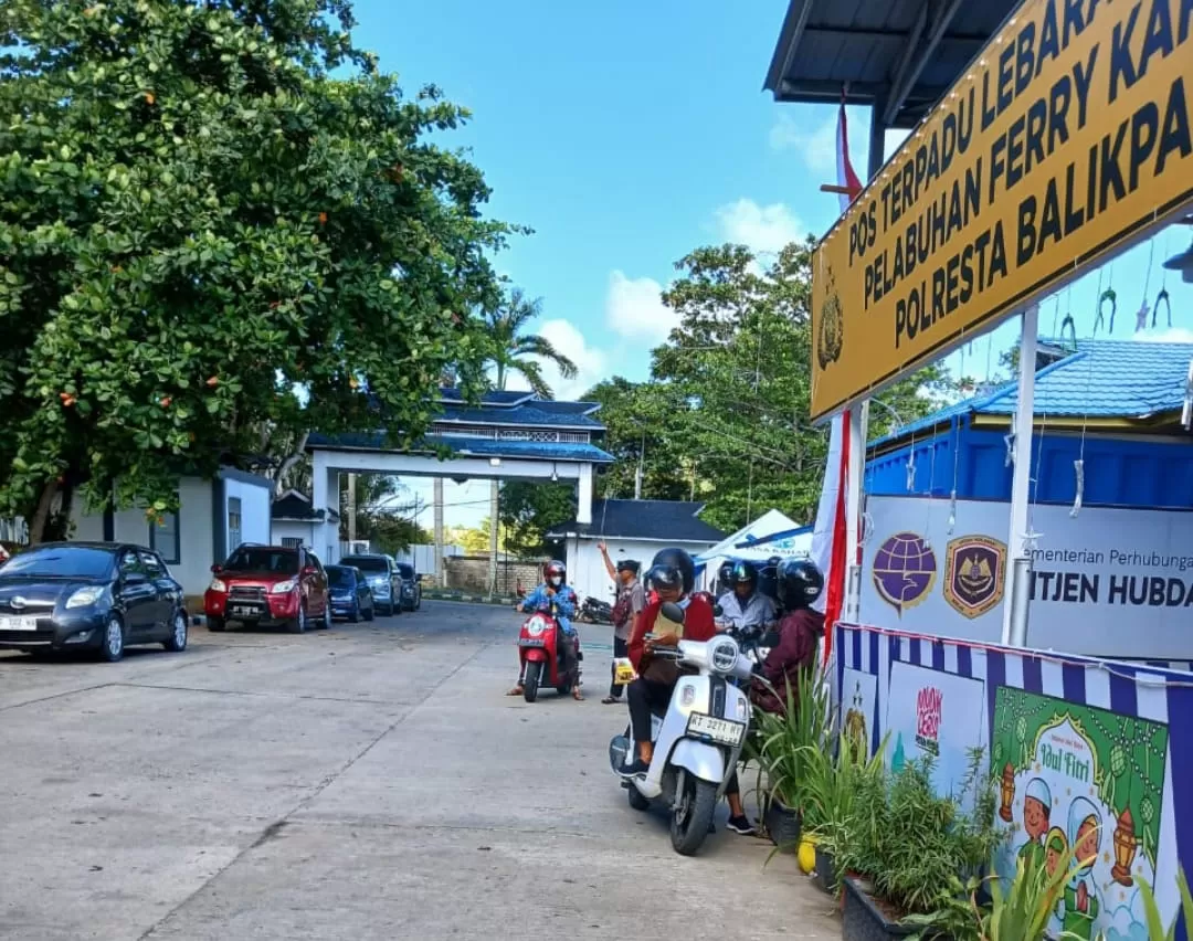 MASIH NORMAL: Arus balik Lebaran di Pelabuhan Kariangau Balikpapan masih normal dan belum tampak lonjakan kemarin.   (SYAHRUL R)