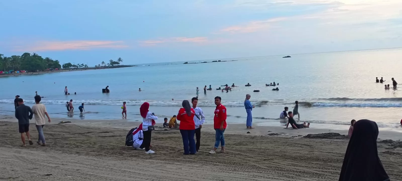 CUACA: BMKG mengingatkan wisatawan agar waspada gelombang alun ketika berada di pantai.  