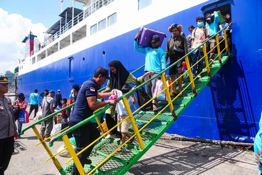 Aktivitas di Pelabuhan Samarinda.