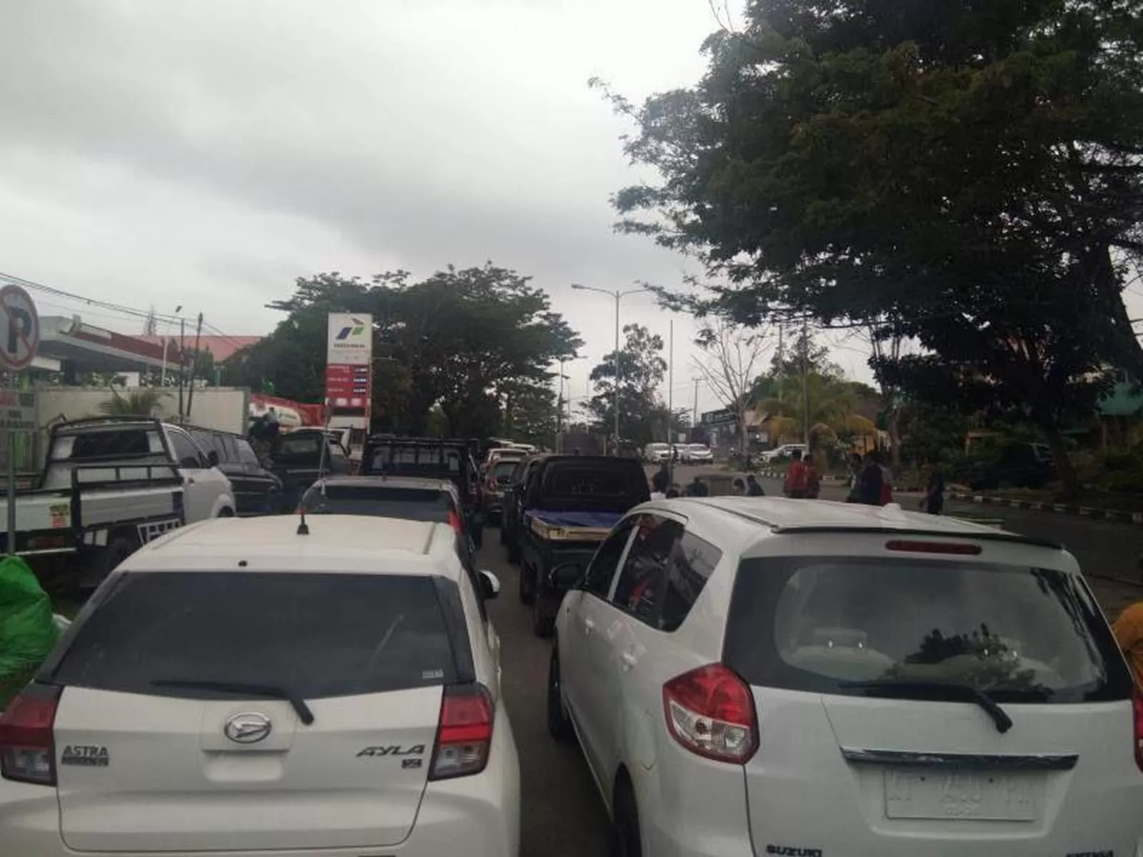 ANTRE BBM: Antrean kendaraan roda empat mengular di Pertashop Simpang Raya kemarin. Foto lain, antrean panjang juga terjadi di SPBU Harkat Bersama Kecamatan Melak.  