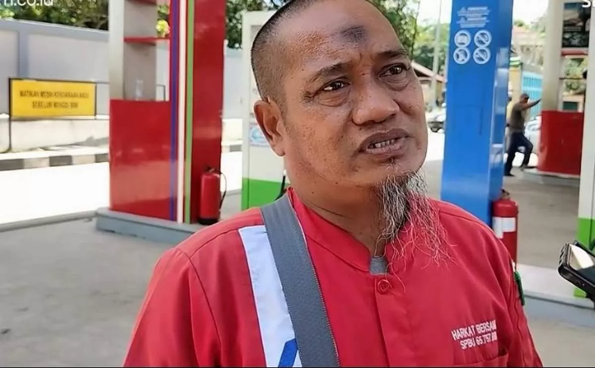 BERI SOLUSI: Heri Wahyudi, petugas SPBU Harkat Bersama Melak saat diwawancarai awak media usai mengisi kendaraan warga.  