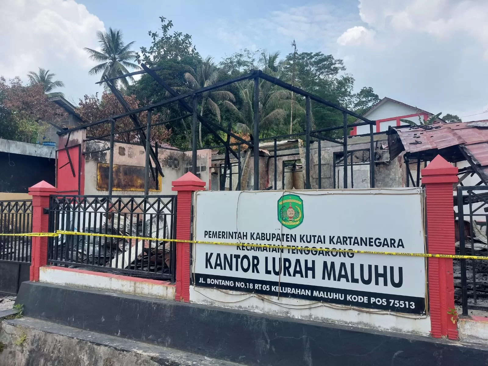 PERLU PERHATIAN: Penampakan kantor Lurah Maluhu yang ludes terbakar pada 10 April lalu.  