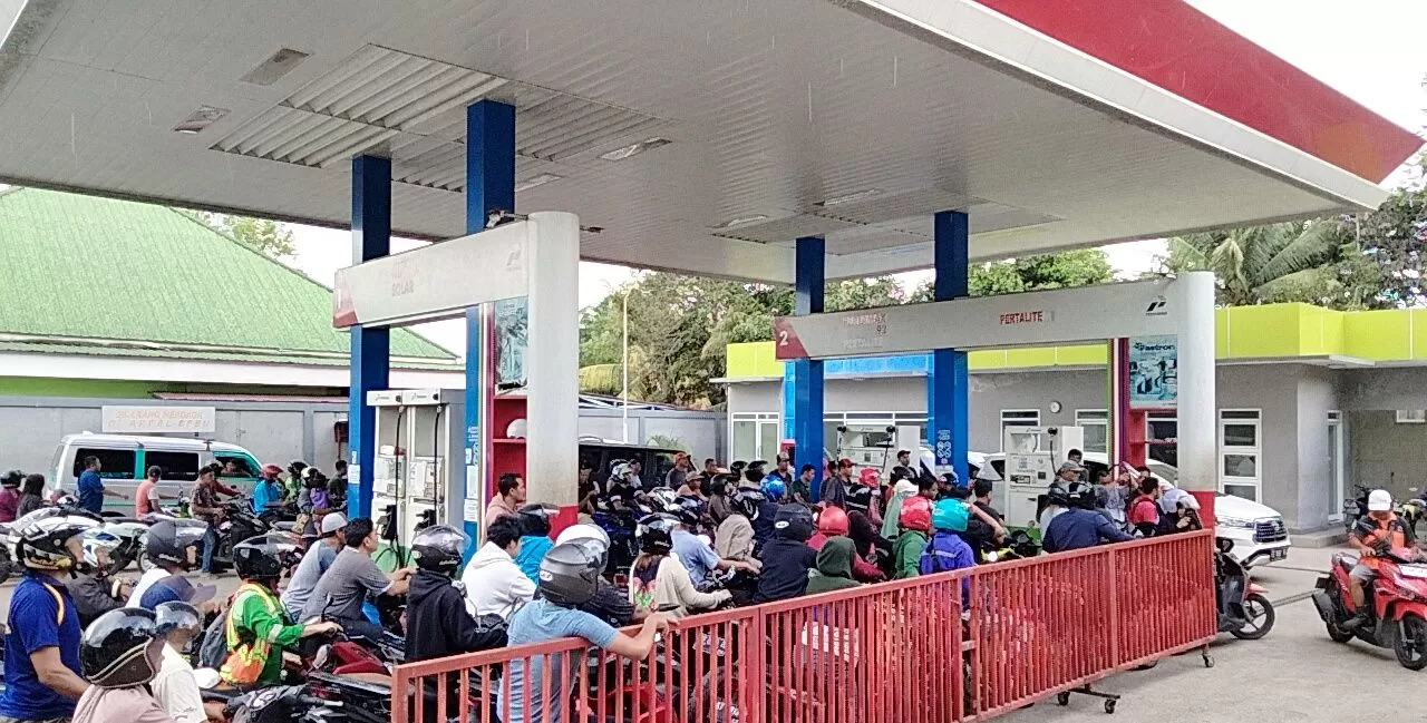 ANTREAN PADAT: Sejumlah warga terpantau masih berburu BBM untuk mengisi kendaraan mereka.  