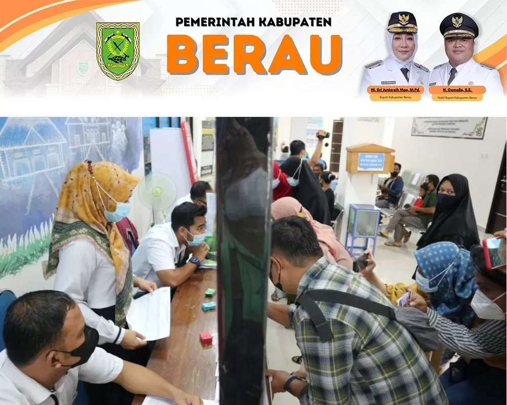 ADMINISTRASI: Masyarakat saat melakukan pengurusan administrasi di Kantor Dinas Kependudukan dan Catatan Sipil.