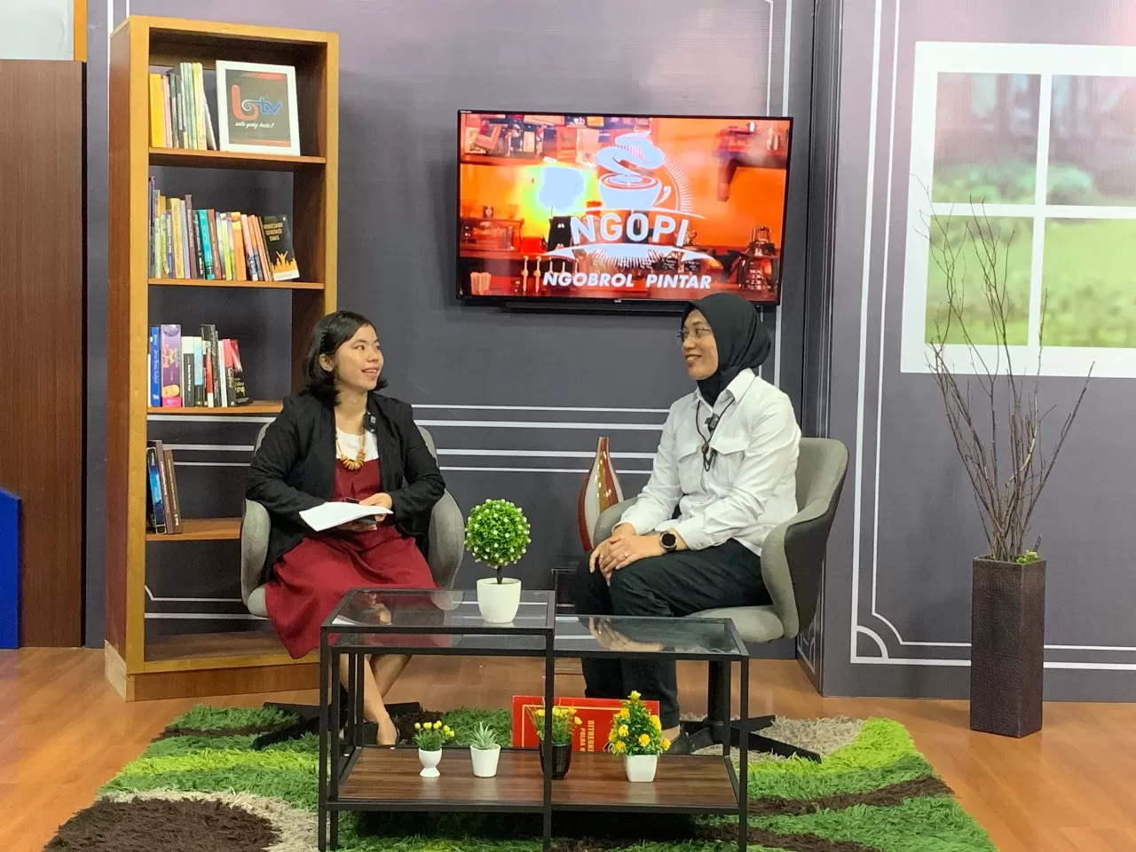 EDUKASI: Kompol Dian (baju putih) menjelaskan seputar aktivitas kejahatan dunia maya agar masyarakat mendapatkan edukasi dan tidak menjadi korban.  