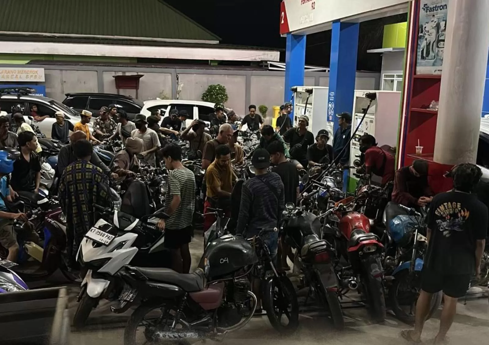 MASIH ANTRE: SPBU Harkat Bersama Kecamatan Melak terpantau melayani pengisian BBM hingga malam.  