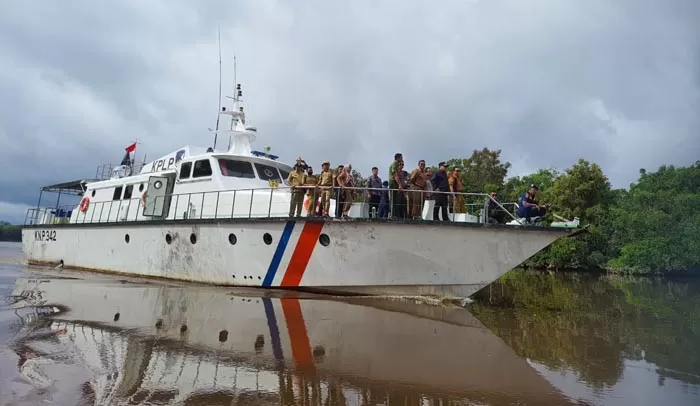 MENINJAUAN : Bupati Kotim Halikinnor didampingi sejumlah pejabat meninjau lokasi menyusuri Pulau Hanibung diatas kapal KNP 342, Selasa(16/1/2024) pagi. (HENY/RADAR SAMPIT) 