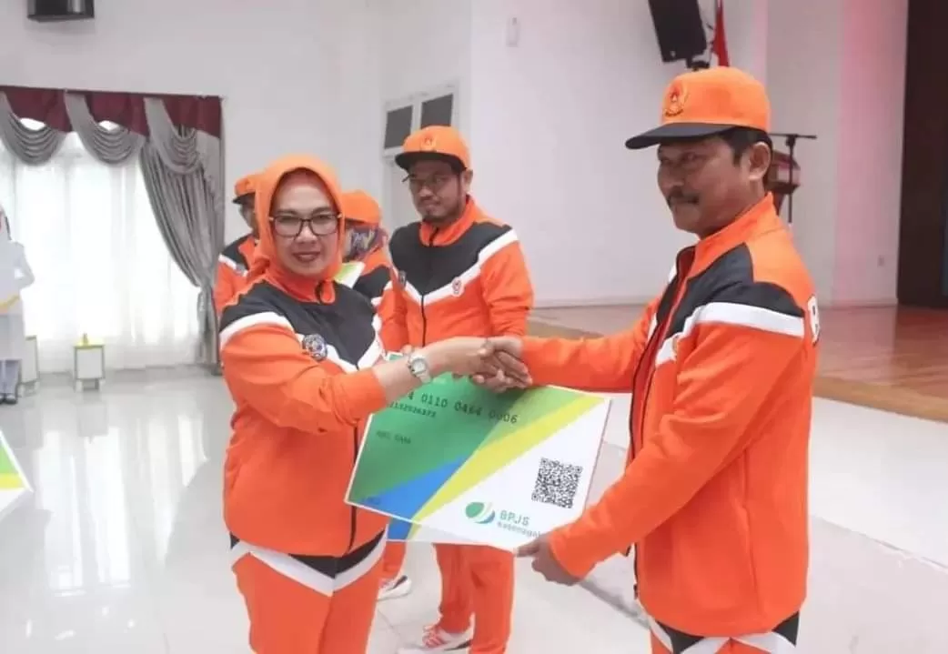 MASIH KURANG: Wakil Wali Kota Bontang Najirah (kiri) menyerahkan sebagian bonus Porprov Kaltim 2022 secara simbolis. Kekurangannya diusahakan bisa terealisasi dalam waktu dekat.  