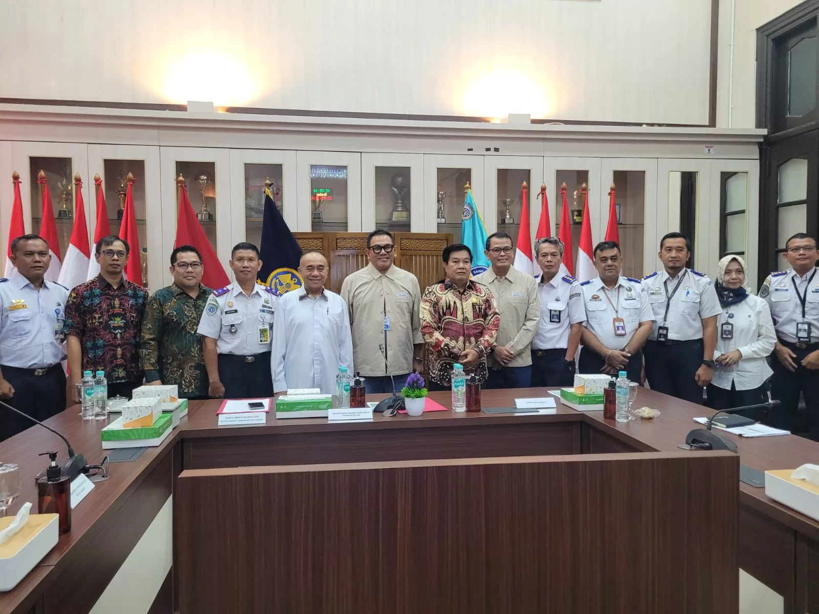 AUDIENSI: Sekretaris Baketrans Kemenhub Pandu Yunianto (keenam kiri) dan Wabup Kubar Edyanto Arkan (kelima kiri) bersama Ketua DPRD Kubar Ridwai (tengah) di Jakarta.  