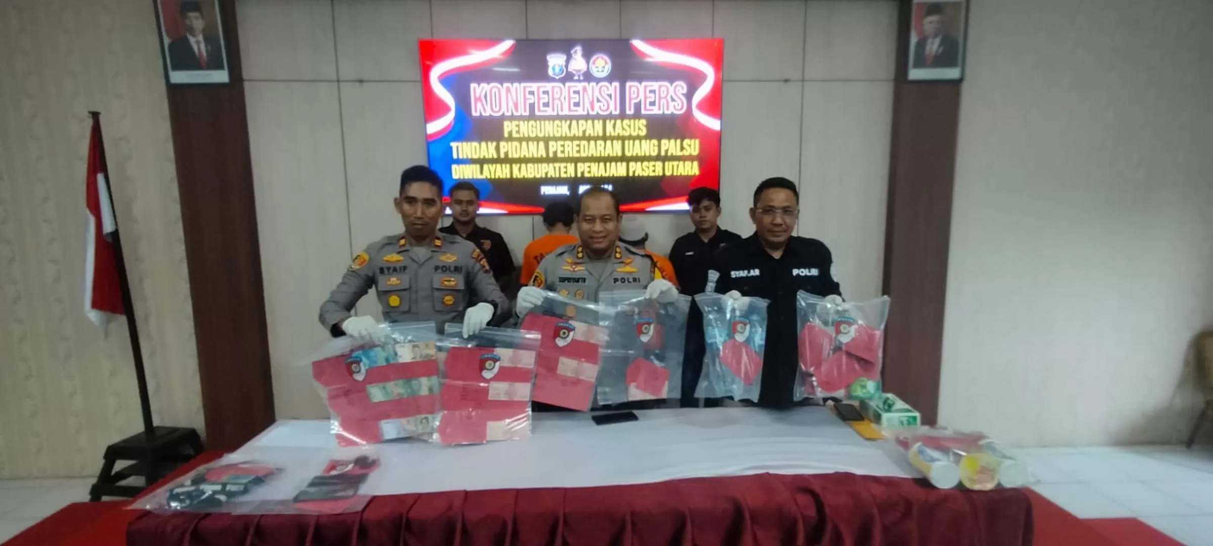 UNGKAP: AKBP Supriyanto (tengah) didampingi Iptu Syaifudin (kiri) memperlihatkan barang bukti upal, Jumat (26/4).  