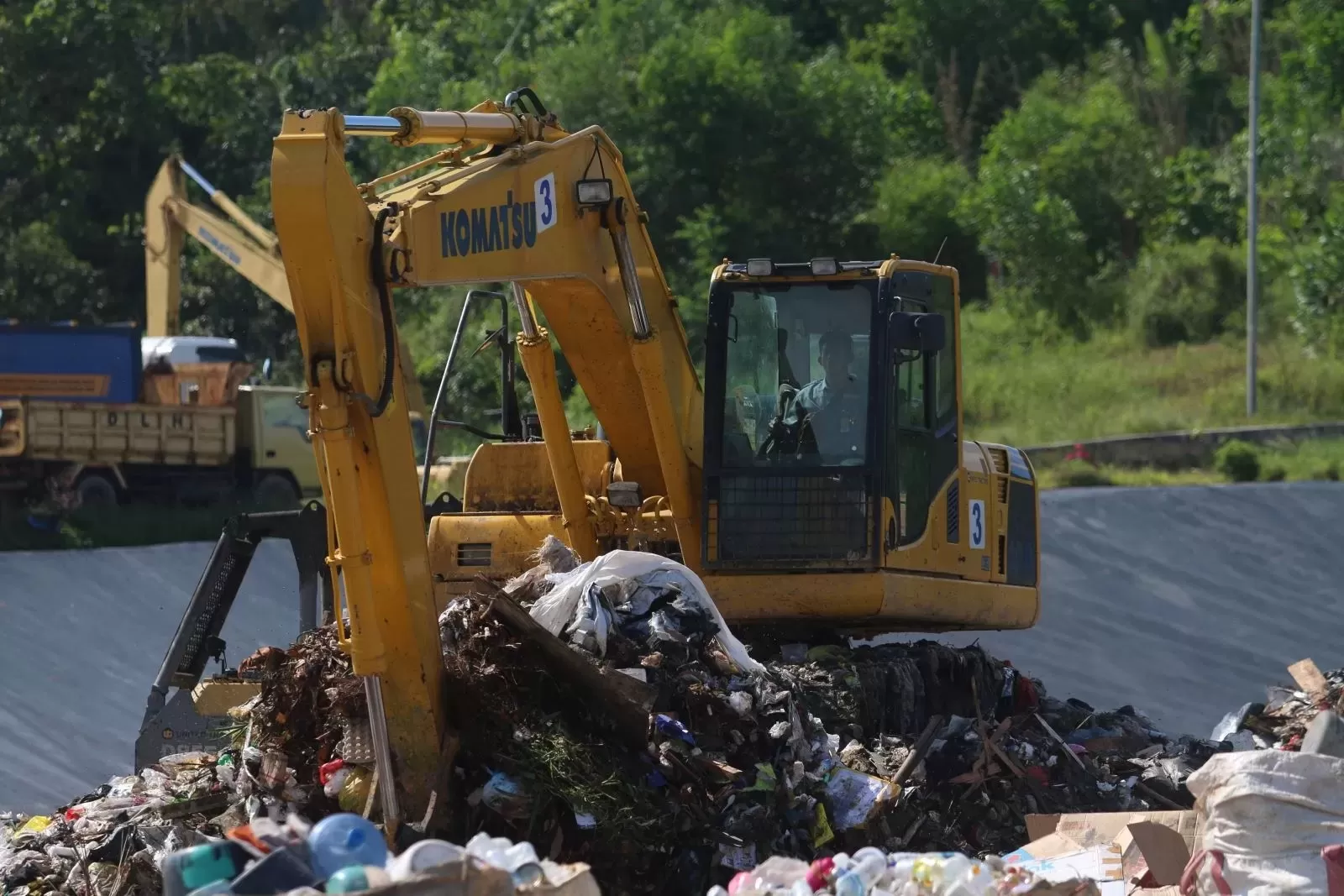 KERJA EKSTRA: TPA Manggar, setiap hari kini memproses 400-450 ton sampah. Volume produk akhir konsumsi ini meningkat seiring bertambahnya jumlah penduduk Balikpapan.