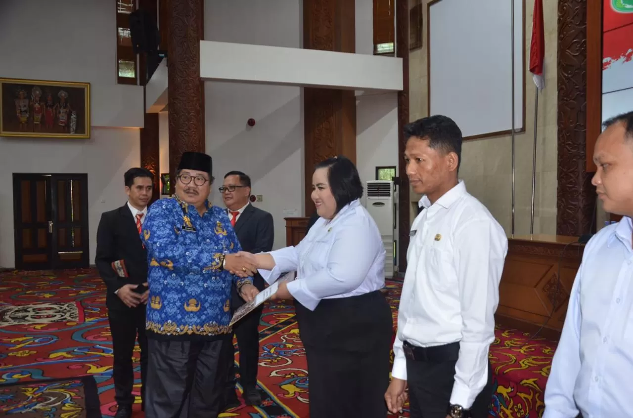 PENYERAHAN SK: Sekkab Kubar Ayonius menyerahkan SK pengangkatan guru di Gedung ATJ, Kantor Bupati Kubar, Kamis (25/4).  