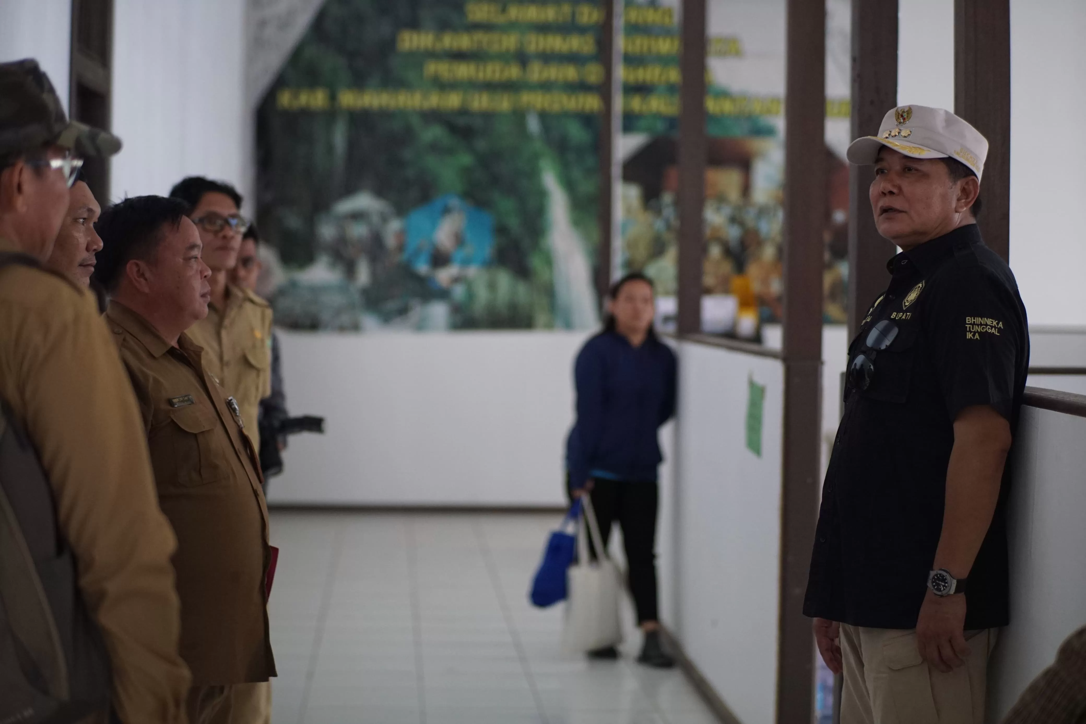 TEKANKAN KEDISPLINAN: Bupati Mahakam Ulu Bonifasius Belawan Geh sidak di Dinas Pariwisata Pemuda dan Olahraga, baru-baru ini.  