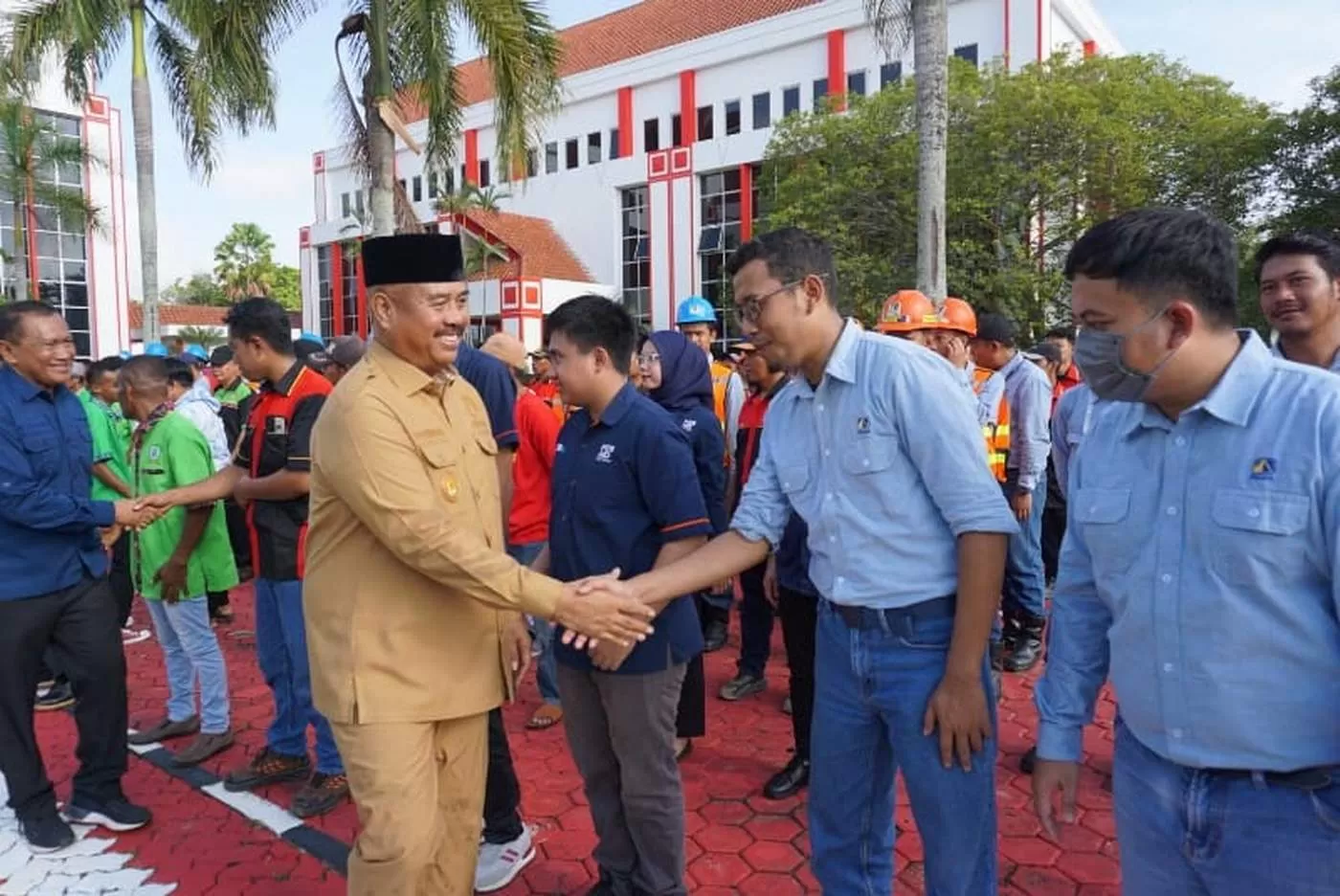 HARI BURUH: Suasana keakraban bupati Kukar dengan para buruh yang bekerja di wilayah Kukar.  