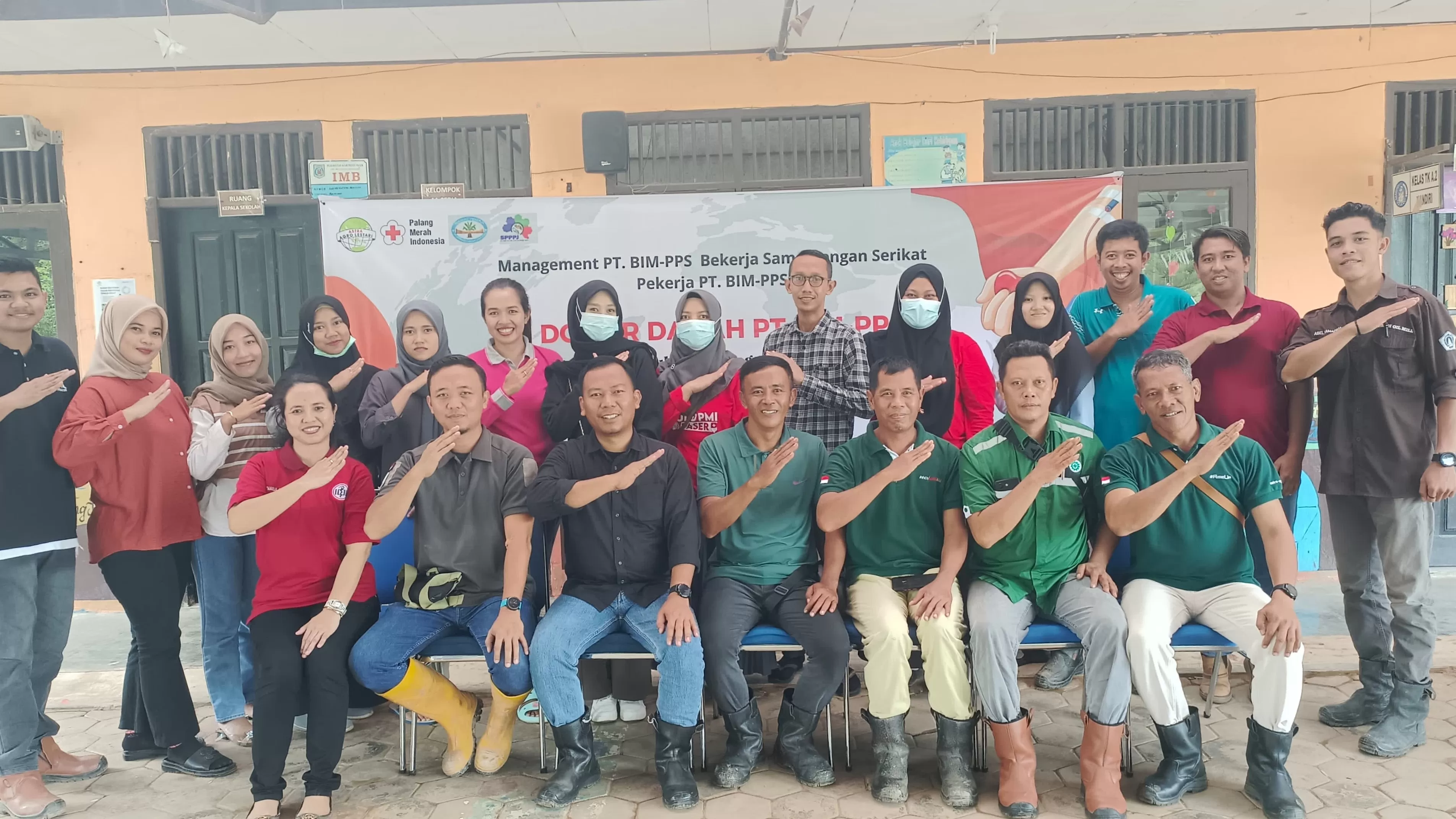 UNTUK SESAMA: Jajaran PT Borneo Indah Marjaya (BIM) dan PT Palma Plantasindo (PPS) menggelar donor darah di Polibun PT Borneo Indah Marjaya, Senin (6/5/24).
