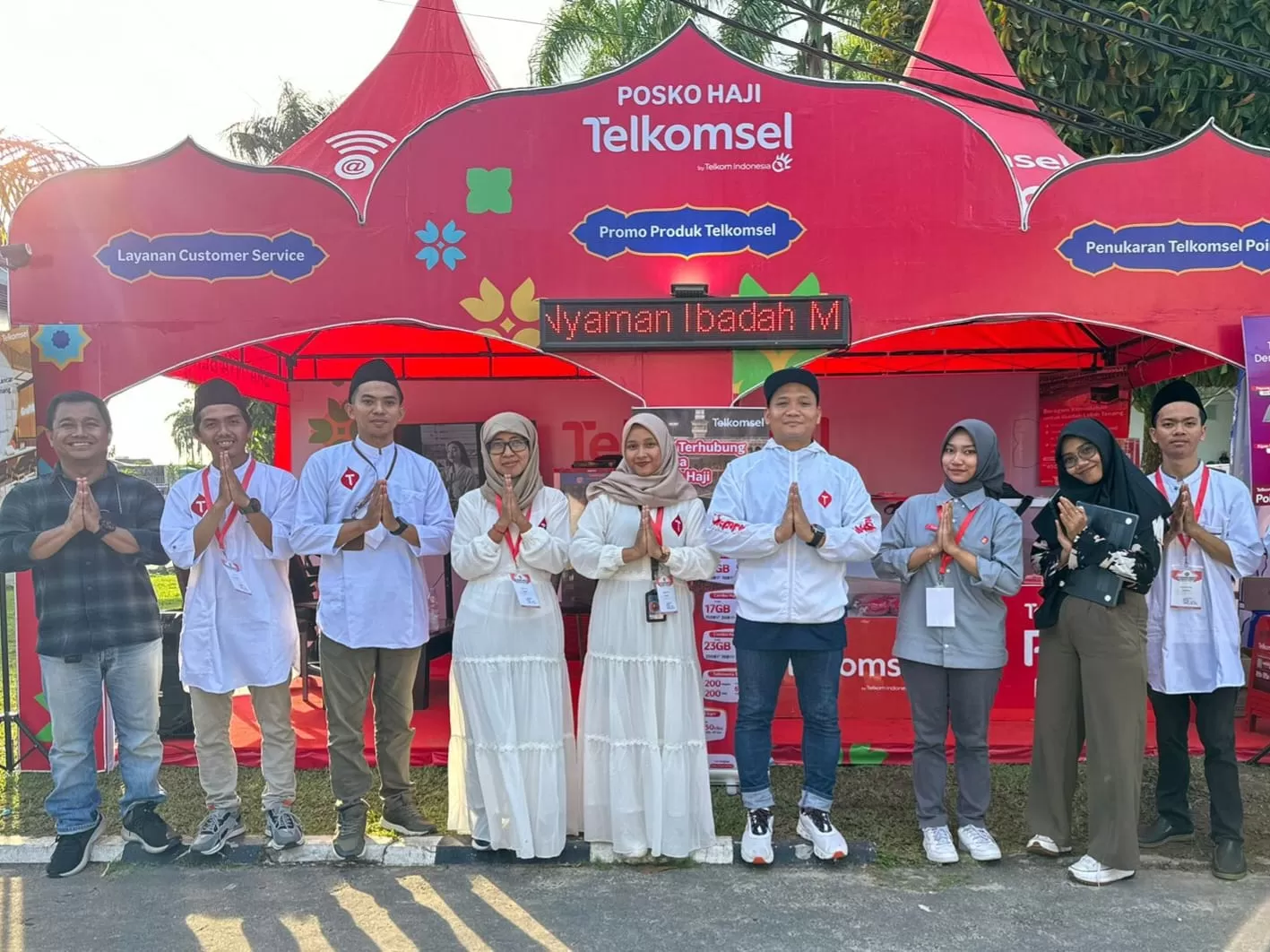 PHOTO CAPTION  MELAYANI: Posko Layanan Haji di kawasan Asrama Haji Balikpapan, Jalan Mulawarman, Manggar, Balikpapan, melayani berbagai kebutuhan informasi. (Telkomsel)