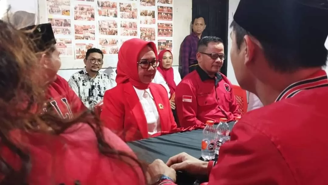 MENUJU PILKADA: Najirah mengembalikan dokumen formulir penjaringan kepala daerah ke DPC PDI Perjuangan Bontang. Ada kemungkinan, PDIP berkoalisi dengan Gerindra.  