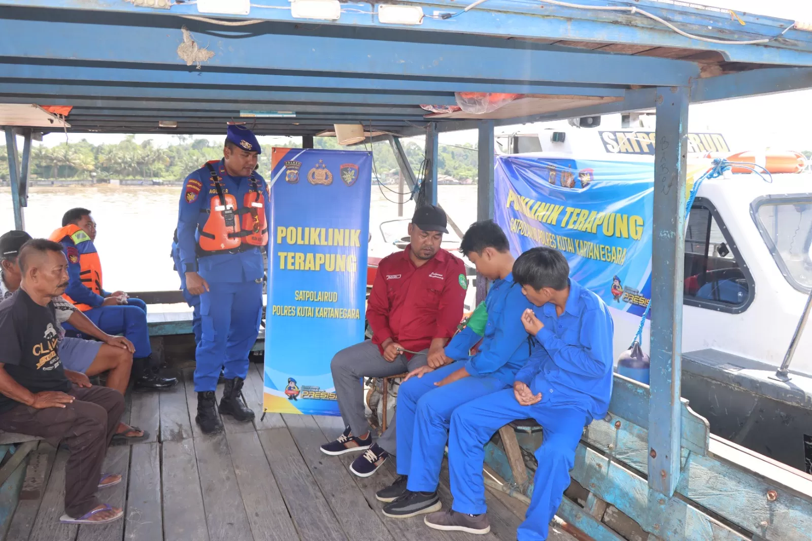 KLINIK TERAPUNG: Klinik terapung menggunakan kapal patroli Satpolairud Polres Kukar beri pelayanan dan konsultasi kesehatan gratis warga pesisir.  
