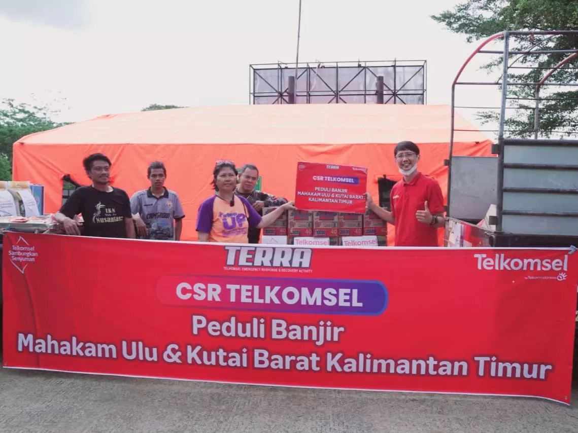 PEDULI SESAMA: Telkomsel menyalurkan bantuan kepada masyarakat terdampak banjir melalui BPBD Kutai Barat, Jumat (25/5). (Telkomsel for Prokal.co)