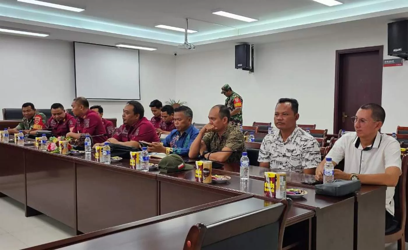 DATA PEKERJA ASING: Kantor Imigrasi Kelas 1 TPI Samarinda bersama perangkat Desa Sekerat mendatangi PT Kobexindo dalam agenda operasi gabungan orang asing di Kutim.  