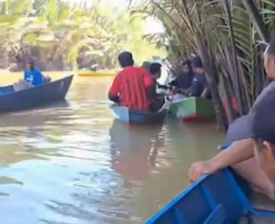 PENCARIAN: Pencarian Rangga, korban hilang di Sungai Desa Pelawan, Sangkulirang, oleh warga setempat, Minggu (2/6).  
